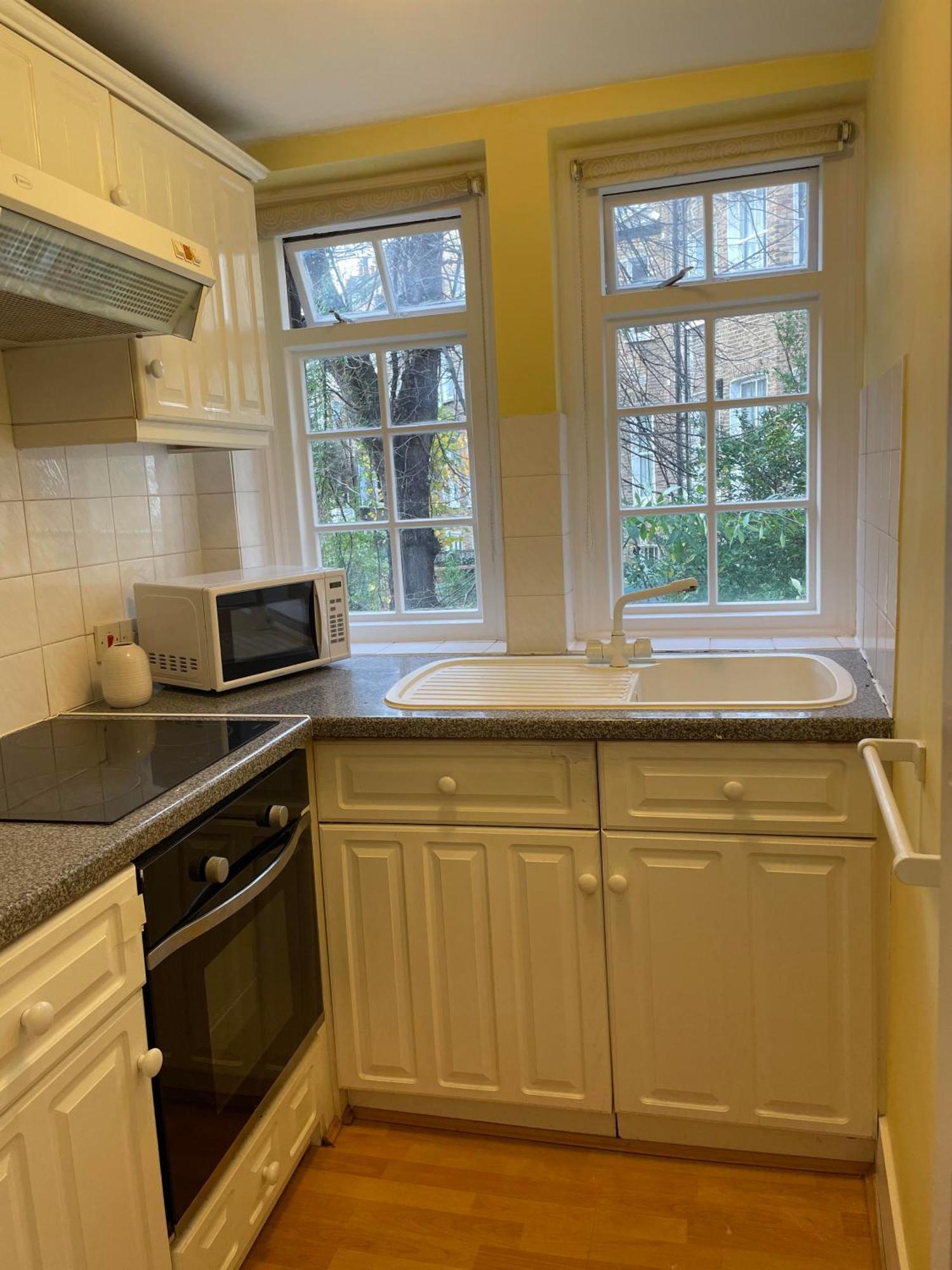 Апартаменты 1 Bedroom In The Heart Of West Лондон