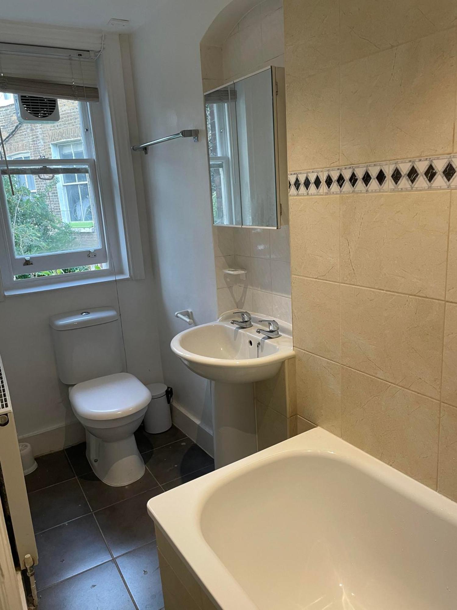 Апартаменты 1 Bedroom In The Heart Of West *